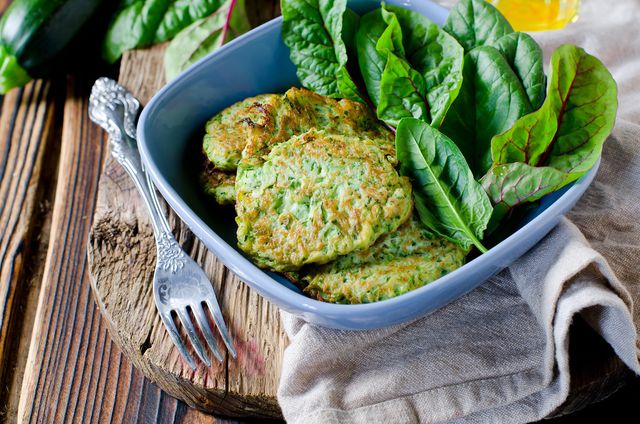 Весенние оладушки со свежей зеленью — это вкусный и полезный перекус